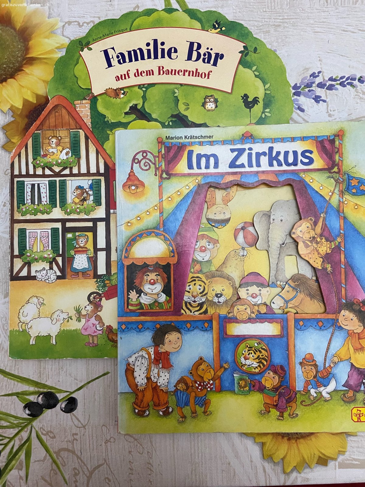 4 Bilderbücher und 1 Babybadetuch. Die Bilderbücher mit beweglichen Motiven sind gut erhalten und dürfen weiterziehen, ebenso das weiche Babybadetuch.
Abholung in Diessenhofen.