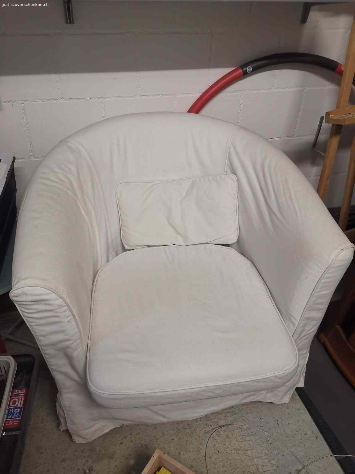 4 Kirschholzstühle massiv und 1 Sessel zu verschenken. Gebraucht, gemäss Fotos, Abzuholen in 5018 Erlinsbach.