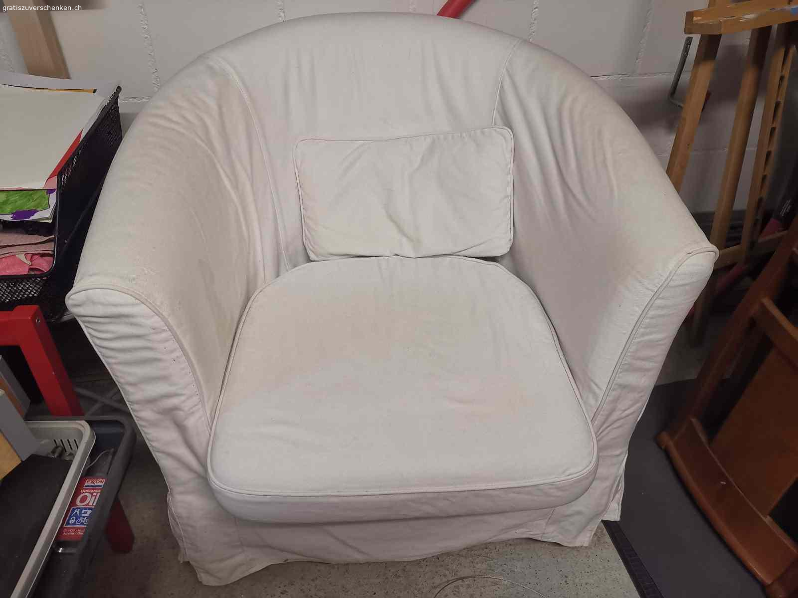 4 Kirschholzstühle massiv und 1 Sessel zu verschenken. Gebraucht, gemäss Fotos, Abzuholen in 5018 Erlinsbach.