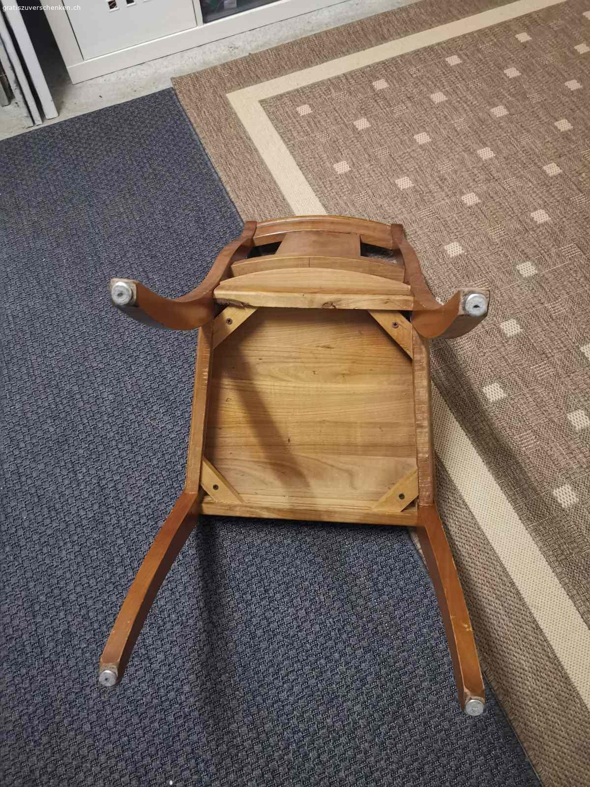 4 Kirschholzstühle massiv und 1 Sessel zu verschenken. Gebraucht, gemäss Fotos, Abzuholen in 5018 Erlinsbach.