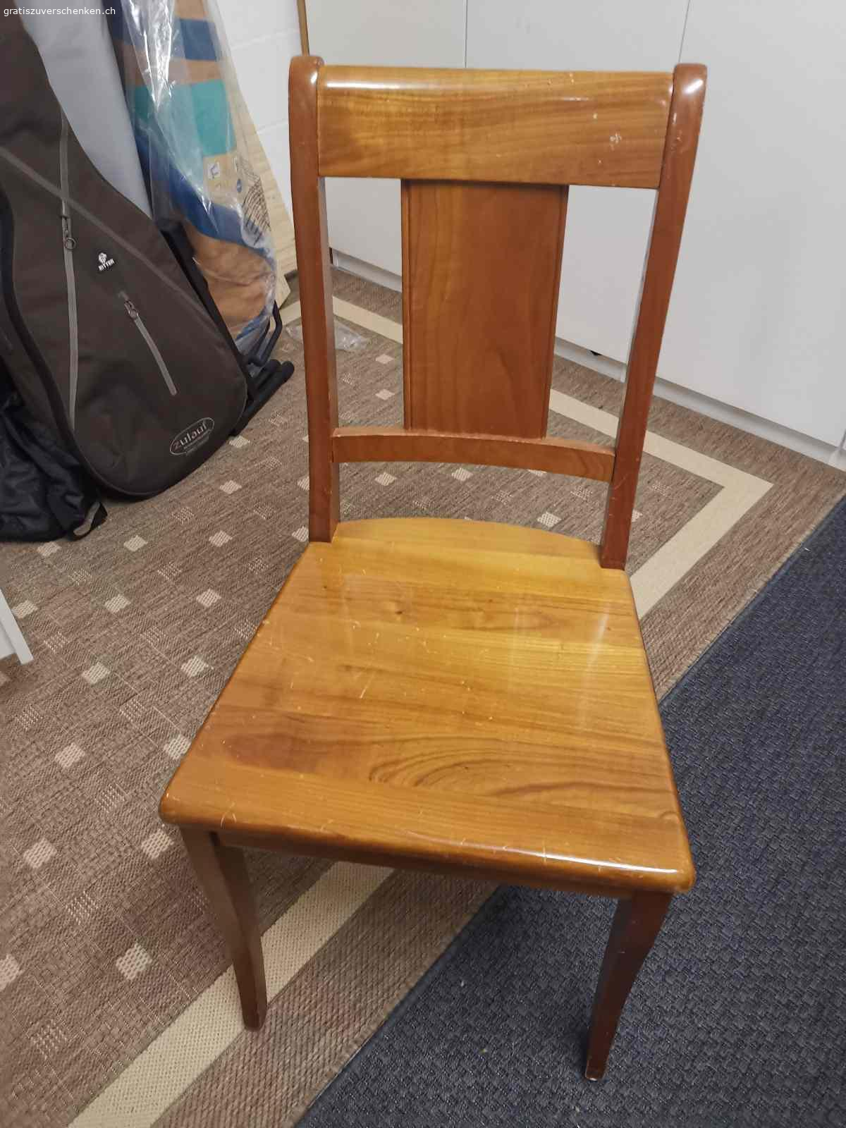 4 Kirschholzstühle massiv und 1 Sessel zu verschenken. Gebraucht, gemäss Fotos, Abzuholen in 5018 Erlinsbach.