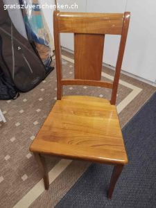 4 Kirschholzstühle massiv und 1 Sessel zu verschenken. Gebraucht, gemäss Fotos, Abzuholen in 5018 Erlinsbach.