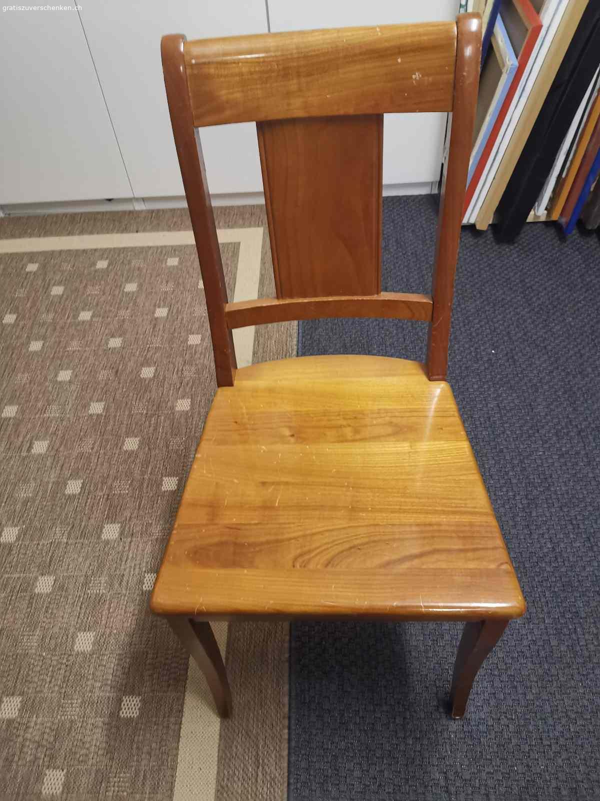 4 Kirschholzstühle massiv und 1 Sessel zu verschenken. Gebraucht, gemäss Fotos, Abzuholen in 5018 Erlinsbach.