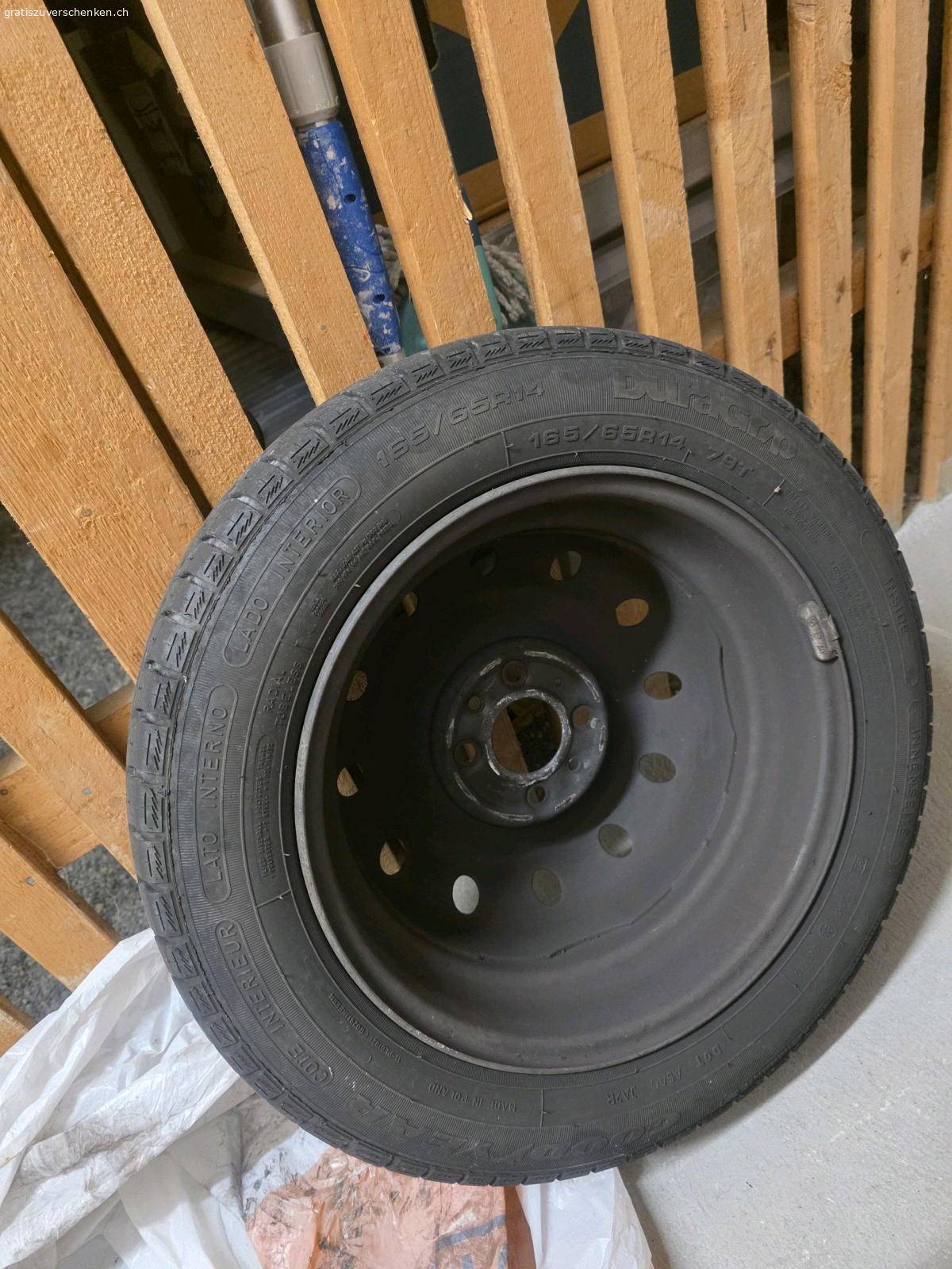4 Kompletträder (Mitsubishi). ​Ich verschenke 4 Kompletträder auf Stahlfelgen von einem älteren Mitsubishi. Die Räder wurden jahrelang trocken im Keller gelagert. Wichtige Infos:
​Marke: Goodyear Duragrip
​Grösse: 165/65 R14 79T
​Zustand: Die Reifen sind alt (Jahrgang 2009, DOT 3809) und haben Altersrisse im Gummi.
​Verwendung: Nur noch als Standräder, für Bastler oder wegen der Stahlfelgen (nicht mehr für den Strassenverkehr!).
​Abholung: Müssen in Effretikon abgeholt werden. Gratis abzugeben, keine Garantie oder Rücknahme.