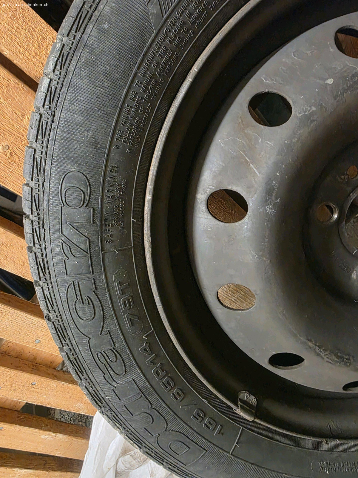 4 Kompletträder (Mitsubishi). ​Ich verschenke 4 Kompletträder auf Stahlfelgen von einem älteren Mitsubishi. Die Räder wurden jahrelang trocken im Keller gelagert. Wichtige Infos:
​Marke: Goodyear Duragrip
​Grösse: 165/65 R14 79T
​Zustand: Die Reifen sind alt (Jahrgang 2009, DOT 3809) und haben Altersrisse im Gummi.
​Verwendung: Nur noch als Standräder, für Bastler oder wegen der Stahlfelgen (nicht mehr für den Strassenverkehr!).
​Abholung: Müssen in Effretikon abgeholt werden. Gratis abzugeben, keine Garantie oder Rücknahme.