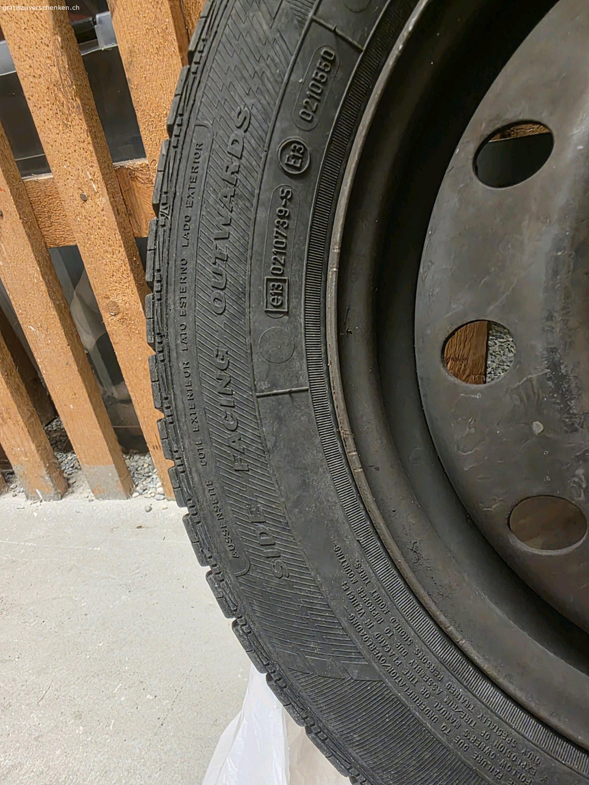 4 Kompletträder (Mitsubishi). ​Ich verschenke 4 Kompletträder auf Stahlfelgen von einem älteren Mitsubishi. Die Räder wurden jahrelang trocken im Keller gelagert. Wichtige Infos:
​Marke: Goodyear Duragrip
​Grösse: 165/65 R14 79T
​Zustand: Die Reifen sind alt (Jahrgang 2009, DOT 3809) und haben Altersrisse im Gummi.
​Verwendung: Nur noch als Standräder, für Bastler oder wegen der Stahlfelgen (nicht mehr für den Strassenverkehr!).
​Abholung: Müssen in Effretikon abgeholt werden. Gratis abzugeben, keine Garantie oder Rücknahme.