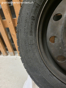 4 Kompletträder (Mitsubishi). ​Ich verschenke 4 Kompletträder auf Stahlfelgen von einem älteren Mitsubishi. Die Räder wurden jahrelang trocken im Keller gelagert. Wichtige Infos:
​Marke: Goodyear Duragrip
​Grösse: 165/65 R14 79T
​Zustand: Die Reifen sind alt (Jahrgang 2009, DOT 3809) und haben Altersrisse im Gummi.
​Verwendung: Nur noch als Standräder, für Bastler oder wegen der Stahlfelgen (nicht mehr für den Strassenverkehr!).
​Abholung: Müssen in Effretikon abgeholt werden. Gratis abzugeben, keine Garantie oder Rücknahme.