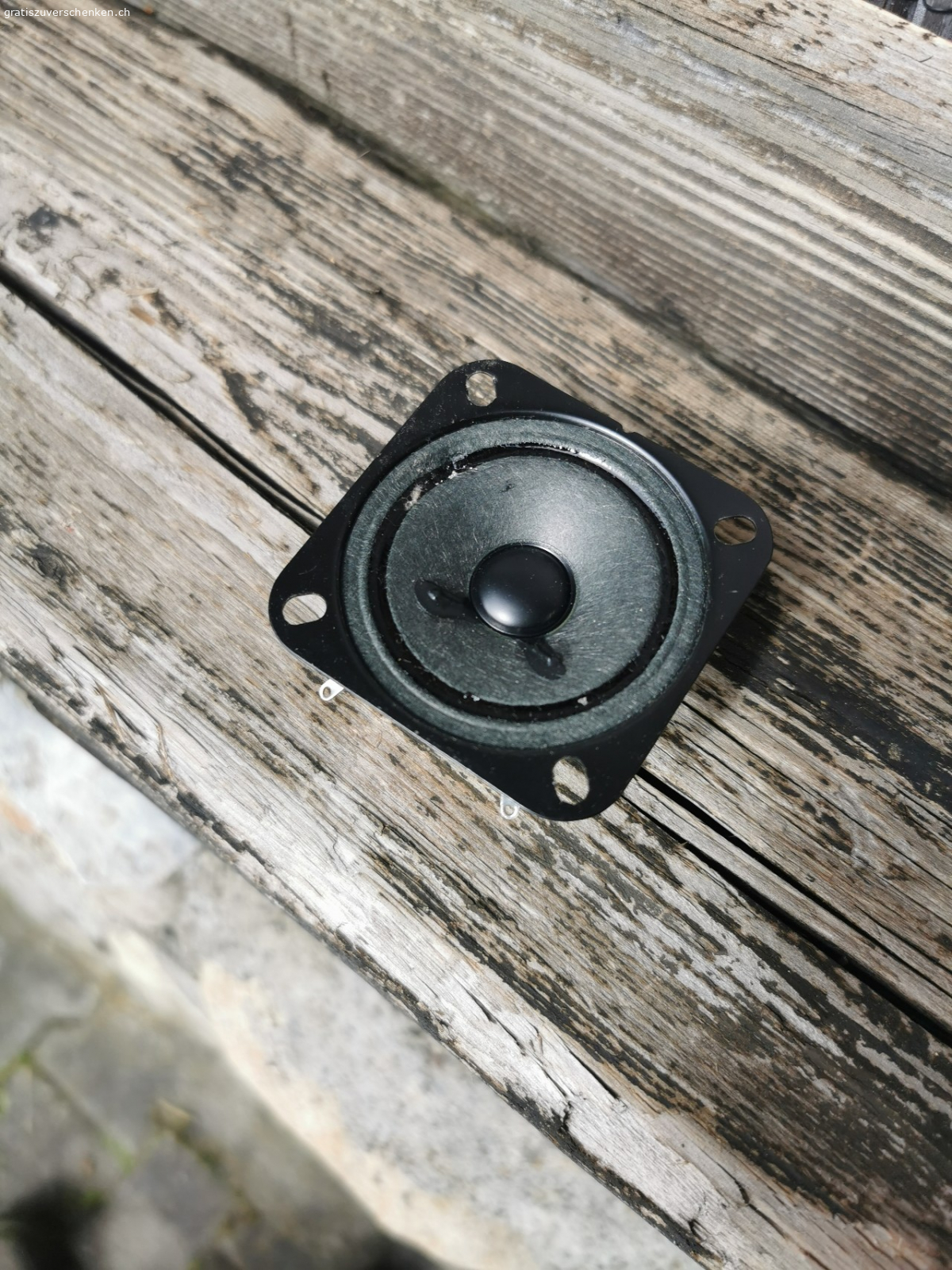 4 Lautsprecher. 3 Stück sind noch verpackt.
Ich hab die mal gekauft und nie gebraucht.