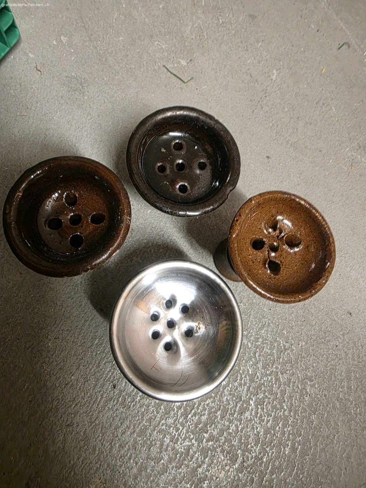 4 Shisha-Köpfe (Tabakköpfe) für Wass. Ich verschenke ein Set von 4 gebrauchten Köpfen für eine Shisha (Wasserpfeife). Sie lagen lange im Keller und ich habe keine Verwendung dafür. Ich kann nicht sagen, auf welche Modelle sie genau passen, es scheinen aber Standard-Köpfe zu sein.
​Details:
​Anzahl: 4 Stück (siehe Fotos).
​Material: 3x Keramik/Ton (glasiert), 1x Metall.
​Zustand: Gebraucht, ungereinigt. Bitte den Zustand den Bildern entnehmen.
​Abholung: Müssen in Effretikon BK abgeholt werden.