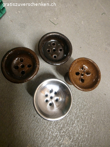 4 Shisha-Köpfe (Tabakköpfe) für Wass. Ich verschenke ein Set von 4 gebrauchten Köpfen für eine Shisha (Wasserpfeife). Sie lagen lange im Keller und ich habe keine Verwendung dafür. Ich kann nicht sagen, auf welche Modelle sie genau passen, es scheinen aber Standard-Köpfe zu sein.
​Details:
​Anzahl: 4 Stück (siehe Fotos).
​Material: 3x Keramik/Ton (glasiert), 1x Metall.
​Zustand: Gebraucht, ungereinigt. Bitte den Zustand den Bildern entnehmen.
​Abholung: Müssen in Effretikon BK abgeholt werden.