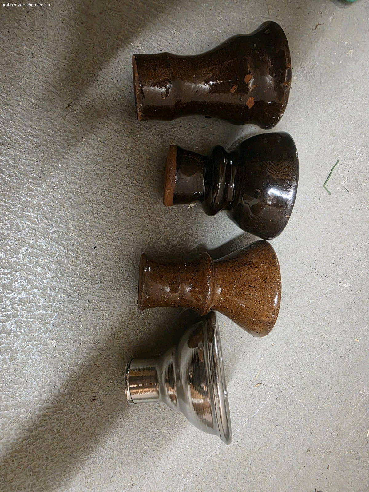 4 Shisha-Köpfe (Tabakköpfe) für Wass. Ich verschenke ein Set von 4 gebrauchten Köpfen für eine Shisha (Wasserpfeife). Sie lagen lange im Keller und ich habe keine Verwendung dafür. Ich kann nicht sagen, auf welche Modelle sie genau passen, es scheinen aber Standard-Köpfe zu sein.
​Details:
​Anzahl: 4 Stück (siehe Fotos).
​Material: 3x Keramik/Ton (glasiert), 1x Metall.
​Zustand: Gebraucht, ungereinigt. Bitte den Zustand den Bildern entnehmen.
​Abholung: Müssen in Effretikon BK abgeholt werden.