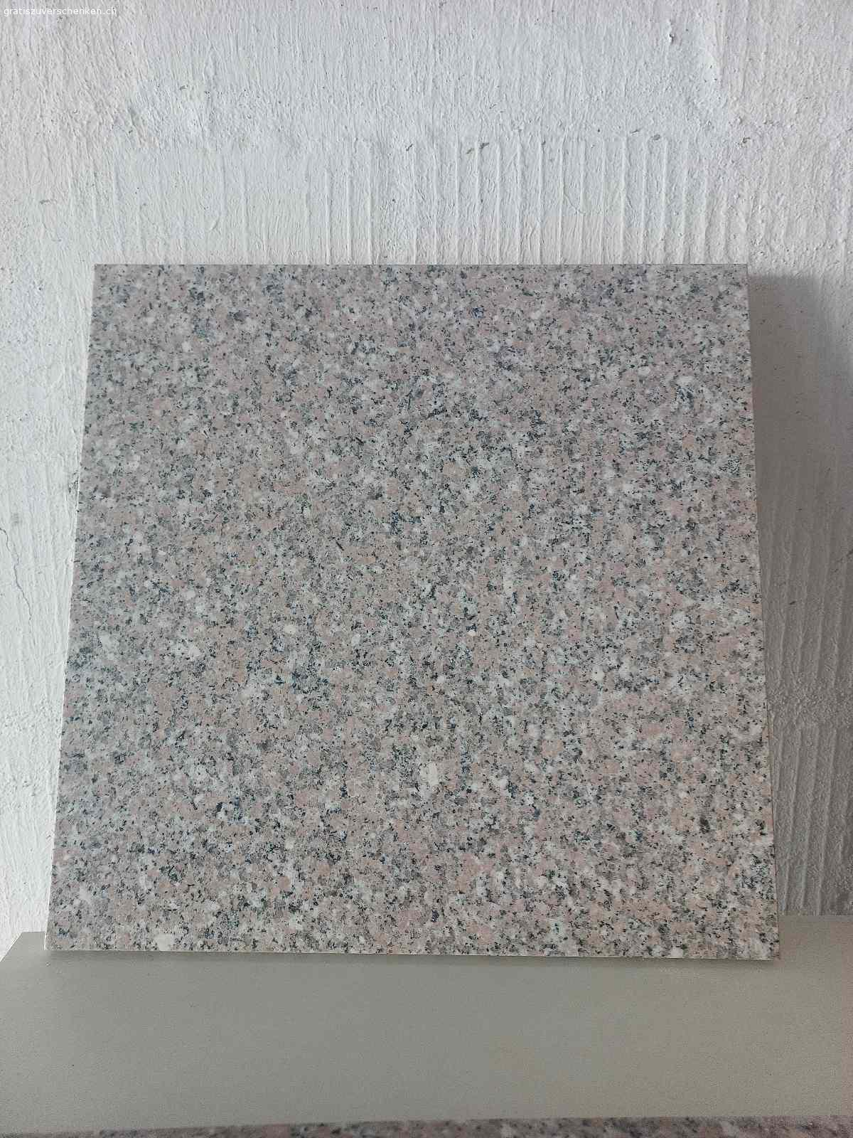 4 Steinfliesen. 4 Steinfliesen 

Masse: 30,5 x 1 cm

Nur Abholung