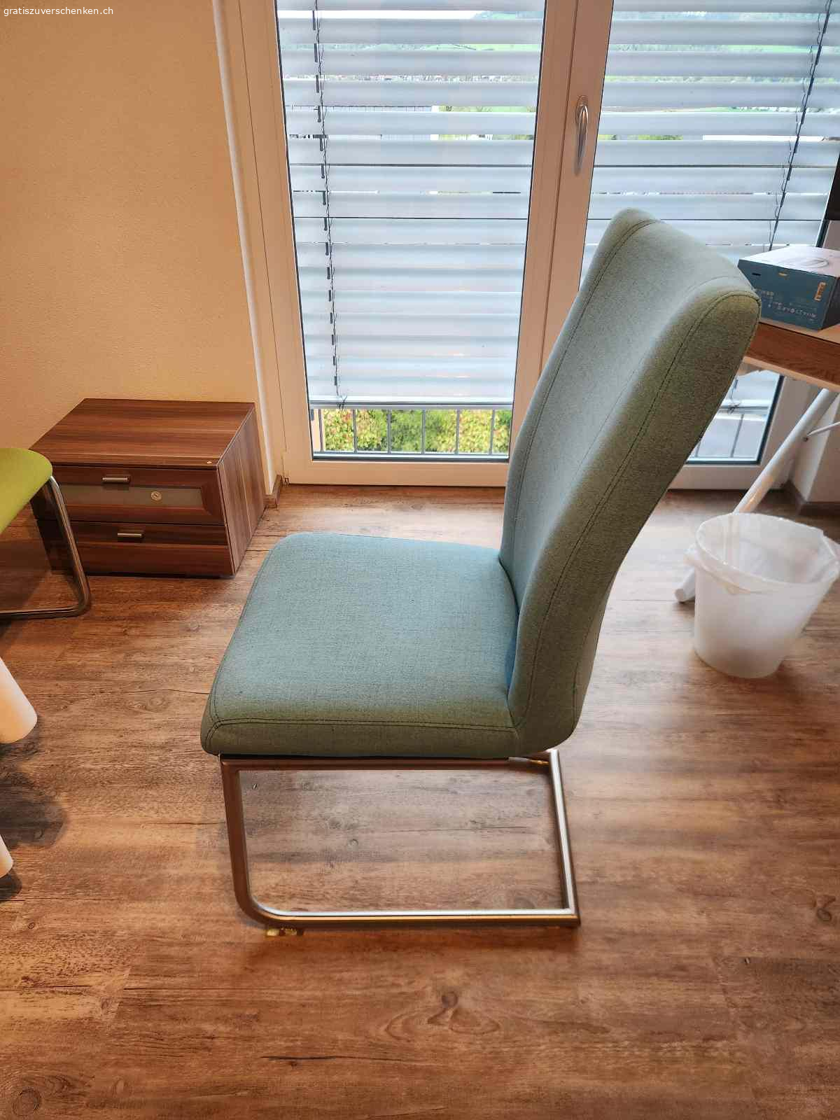 4 Stoff Swing Stühle. 4 Stühle aus Stoff in gutem Zustand zu verschenken. Viel zu schade um weg zu werfen.
Farbe helles Blau