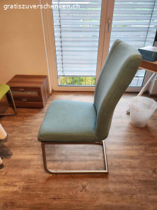 4 Stoff Swing Stühle. 4 Stühle aus Stoff in gutem Zustand zu verschenken. Viel zu schade um weg zu werfen.
Farbe helles Blau