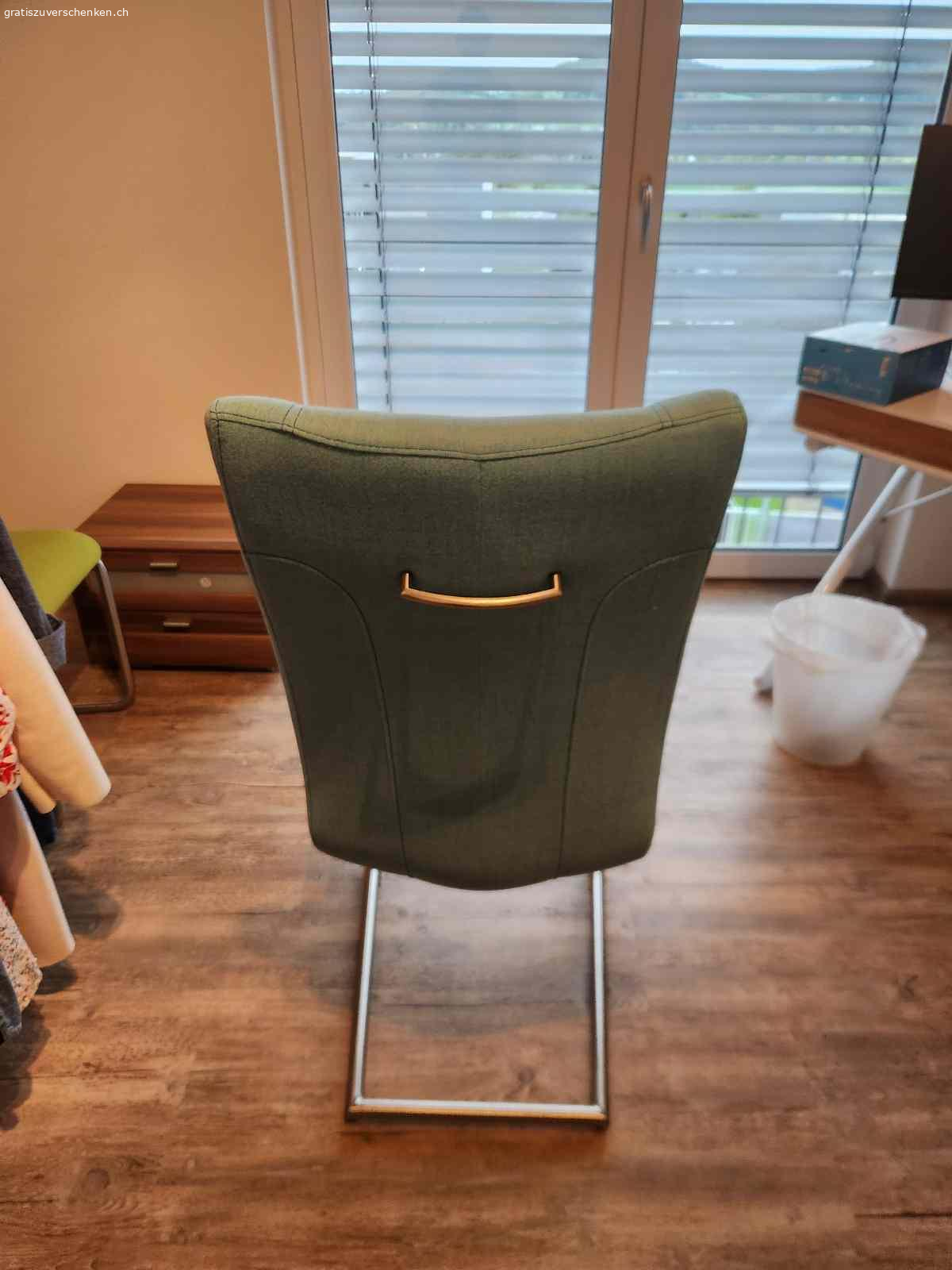 4 Stoff Swing Stühle. 4 Stühle aus Stoff in gutem Zustand zu verschenken. Viel zu schade um weg zu werfen.
Farbe helles Blau