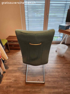 4 Stoff Swing Stühle. 4 Stühle aus Stoff in gutem Zustand zu verschenken. Viel zu schade um weg zu werfen.
Farbe helles Blau