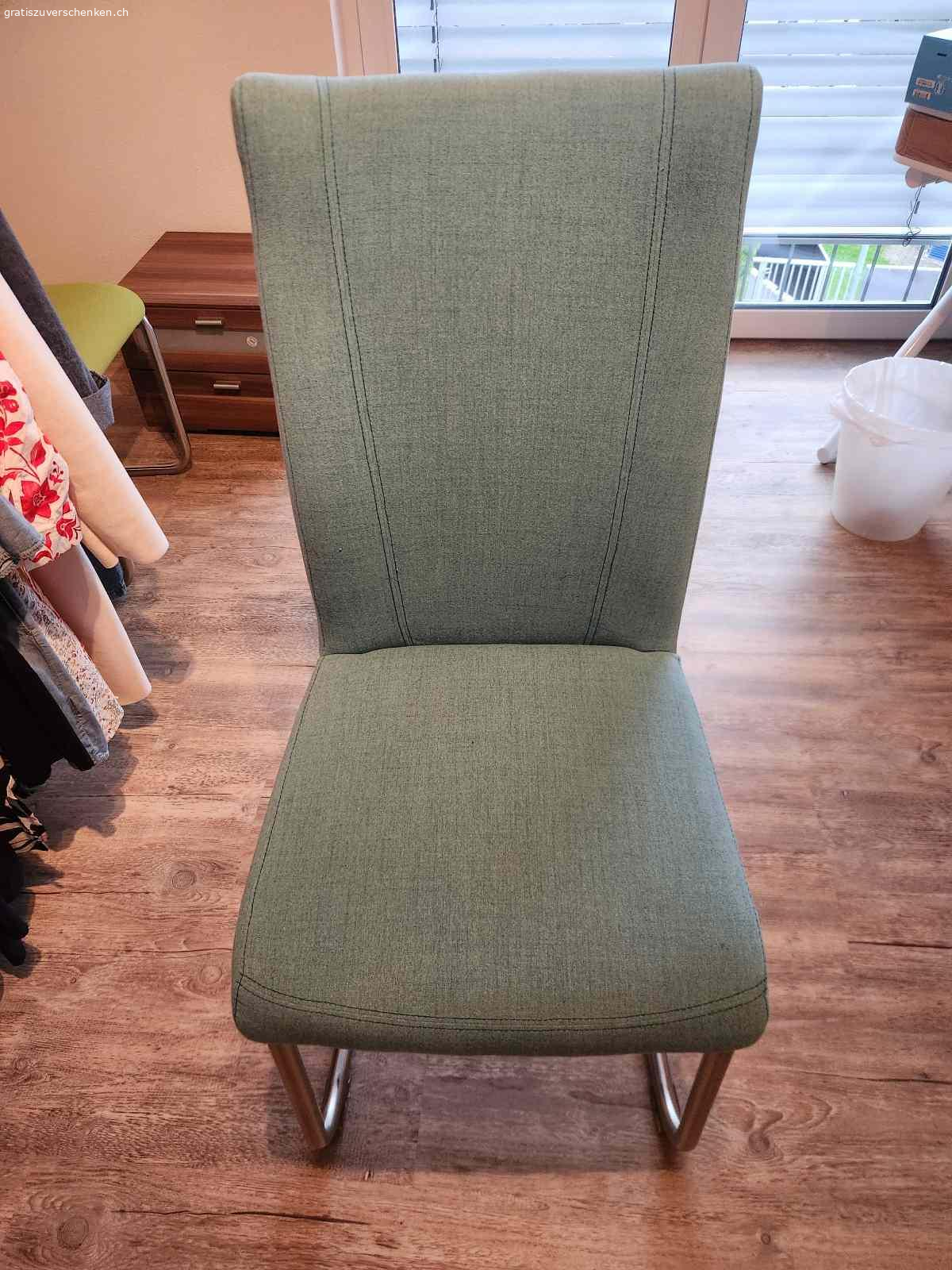 4 Stoff Swing Stühle. 4 Stühle aus Stoff in gutem Zustand zu verschenken. Viel zu schade um weg zu werfen.
Farbe helles Blau