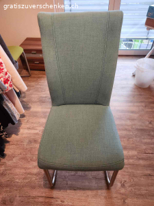 4 Stoff Swing Stühle. 4 Stühle aus Stoff in gutem Zustand zu verschenken. Viel zu schade um weg zu werfen.
Farbe helles Blau