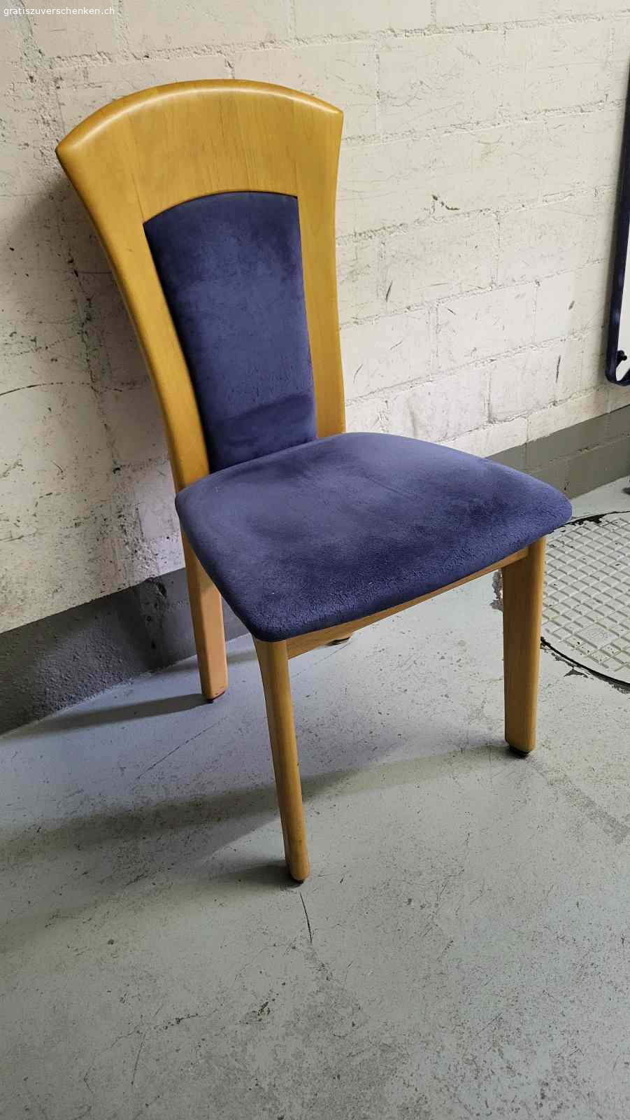 4 Stühle zu Wohnzimmer-Tisch. 4 Stühle aus Holz und mit Velours (blau) überzogen
Passend  zu Wohnzimmer-Tisch, guter Zustand