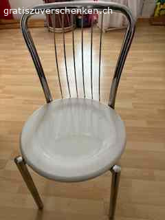 4 Stühle. 4 Stühle Silber/weiss gratis abzugeben (siehe Fotos)
Muss abgeholt werden.