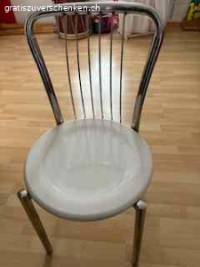 4 Stühle. 4 Stühle Silber/weiss gratis abzugeben (siehe Fotos)
Muss abgeholt werden.