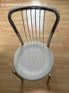 4 Stühle. 4 Stühle Silber/weiss gratis abzugeben (siehe Fotos)
Muss abgeholt werden.