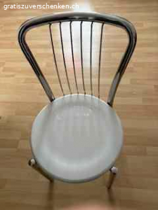 4 Stühle. 4 Stühle Silber/weiss gratis abzugeben (siehe Fotos)
Muss abgeholt werden.