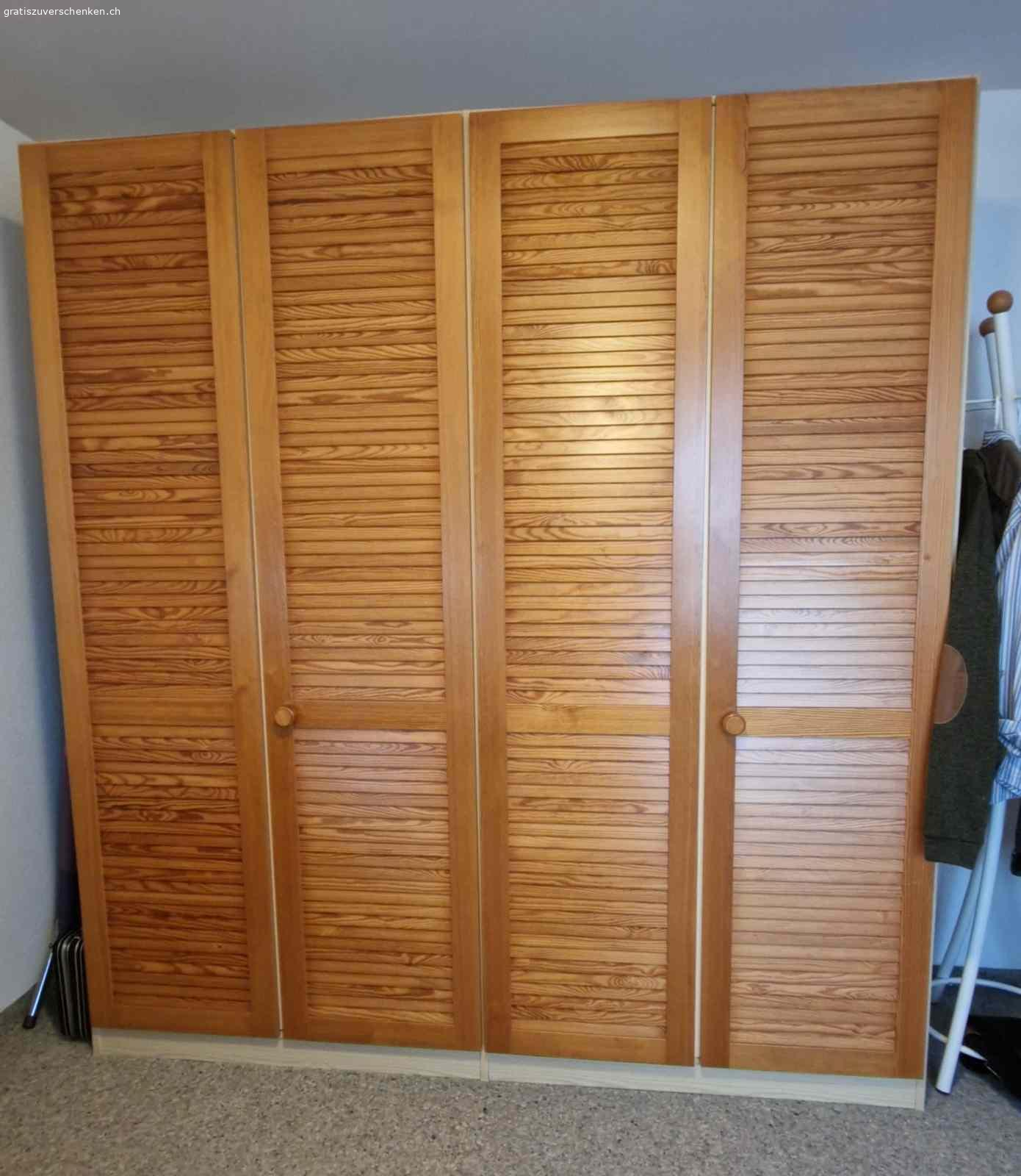 4-türiger Kleiderkasten. 4-türiger Kleiderkasten, nie abgebaut, wie neu 
Masse H: 221 cm, B: 205 cm, T: 59 cm

Muss abgeholt werden