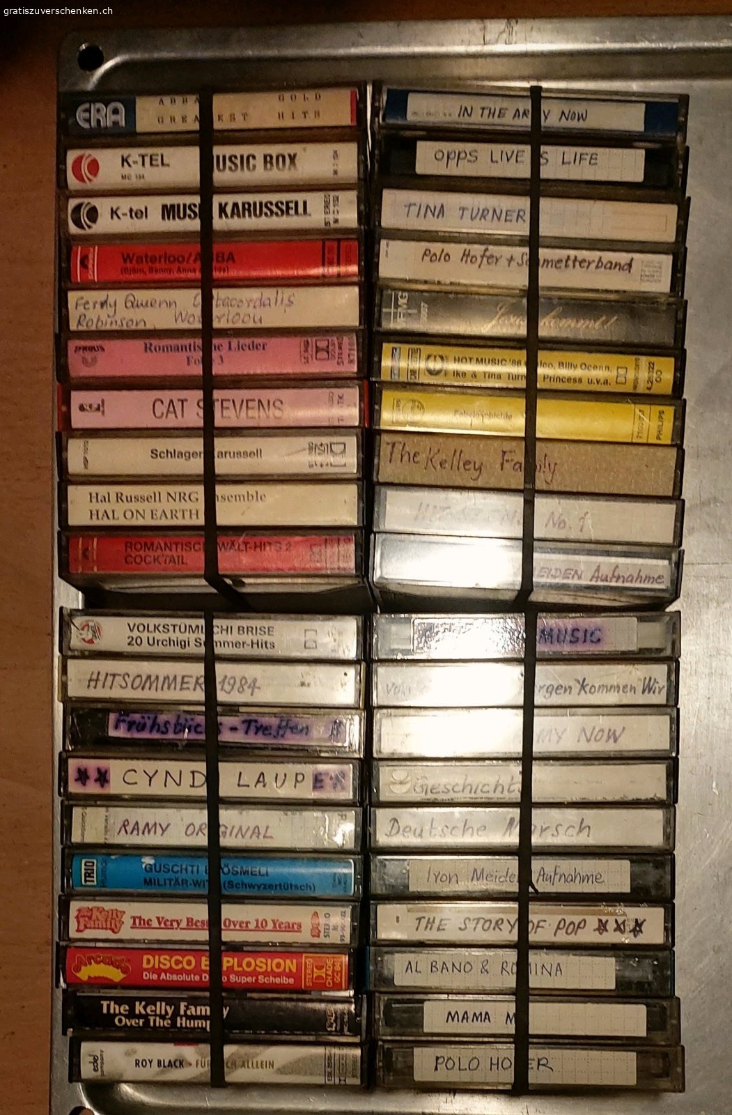 40 MUSIK KASSETEN. Verschenke 40 gebrauchte Musikkasseten mit verschidenen Musikrichtungen daunter ABBA,TinaTuner,Cindi Lauper,Car Stevance, und The Kelly Family, siehe Fotos. Abspielbarkeit nicht geprüft.Alle zussamman abzugeben.