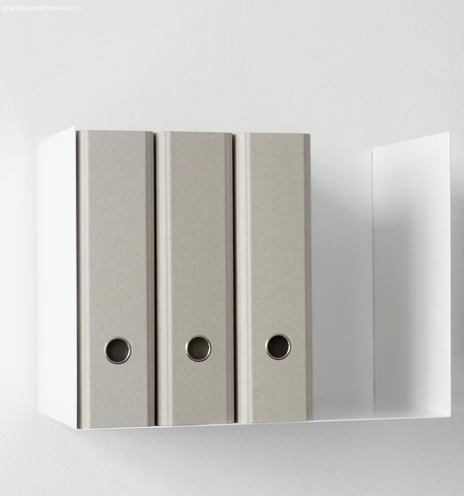6 Aktenordnerregale Linea 1. 6 Aktenordnerregale Linea 1 von der Firma Manufactum

Wegen Umzug verschenke ich diese Regale!

Minimaler Materialeinsatz – hauchfeine Regalkonstruktion: 1,5 mm Materialstärke.
Stabilität dank durchgehendem Stahlblech, das einmal gefaltet wurde.

Allgemeine Informationen

Für das klassische Ordnerformat: Dieses kantige und hauchfeine Wandregal aus der Serie LINEA 1 lässt sich optimal durch Kombinationen von 50 mm und/oder 80 mm Aktenordner nutzen.

Für fünf große Aktenordner (mit je 80 mm Breite).

Wandaufbewahrung Linea 1

In perfekter Verarbeitung überzeugen diese Aufbewahrungsmöbel aus der Produktfamilie LINEA 1 durch minimalen und auf den Zweck ausgerichteten Materialeinsatz.

Eine hauchfeine Konstruktion: Durch Falten eines einzigen Stücks Stahlblech von 1,5 Millimeter Stärke entsteht eine stabile Form. Blechstärke und Spannweite der filigranen Möbel sind dabei genau aufeinander abgestimmt und erlauben so eine optimale Ausnutzung des Materials. Das zarte Blech und die Schattenfuge zur Wand vermitteln den Eindruck von Leichtigkeit und ermöglichen die nicht sichtbare Befestigung.

Damaliger Anschaffungspreis 329.00 je Regal.

In einwandfreiem Zustand!


Muss zeitnah in Küsnacht ZH abgeholt werden!
