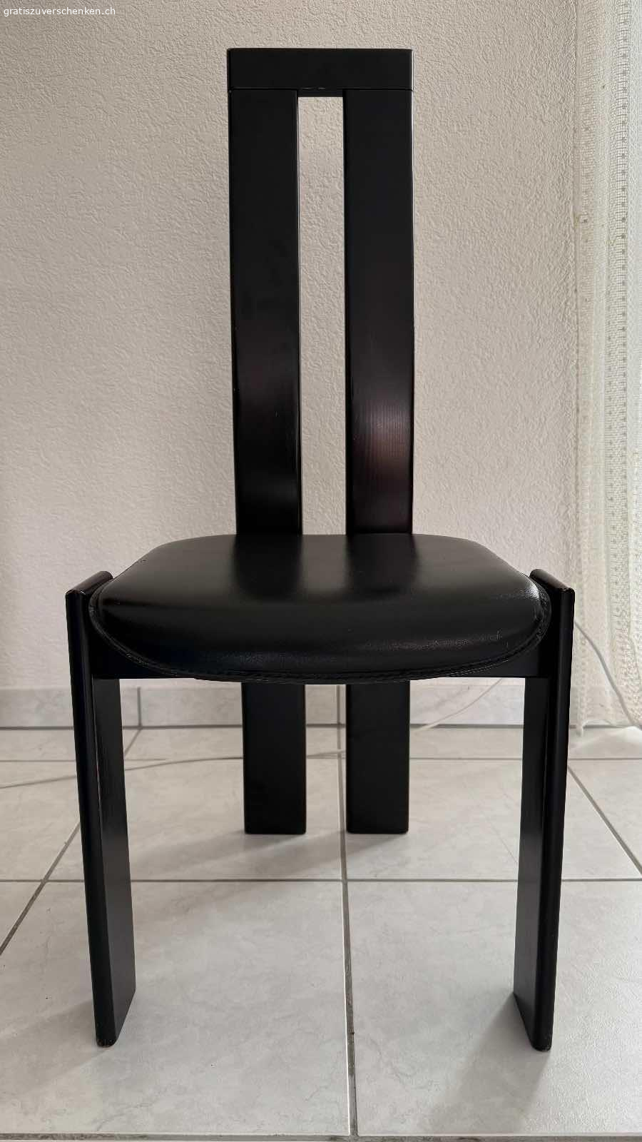 6 Stühle gratis - Selbstabholung in Lyss. Zustand gebraucht, Gebrauchsspuren beim Holz und Leder, Stabilität sehr gut

Muss abgeholt werden.

Anzahl 6
Material	       Leder
Lederart	       Echtleder
Farbe	               schwarz
Stilart	              Classic
Montageart   montiert
Material Füsse Holz
Meterial Lehne Holz
Farbe Füsse     schwarz
Farbe Lehne     schwarz
Breite (cm)	 44.4
Tiefe (cm)          46
Höhe (cm)         108