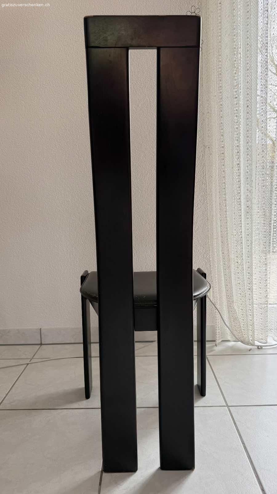 6 Stühle gratis - Selbstabholung in Lyss. Zustand gebraucht, Gebrauchsspuren beim Holz und Leder, Stabilität sehr gut

Muss abgeholt werden.

Anzahl 6
Material	       Leder
Lederart	       Echtleder
Farbe	               schwarz
Stilart	              Classic
Montageart   montiert
Material Füsse Holz
Meterial Lehne Holz
Farbe Füsse     schwarz
Farbe Lehne     schwarz
Breite (cm)	 44.4
Tiefe (cm)          46
Höhe (cm)         108