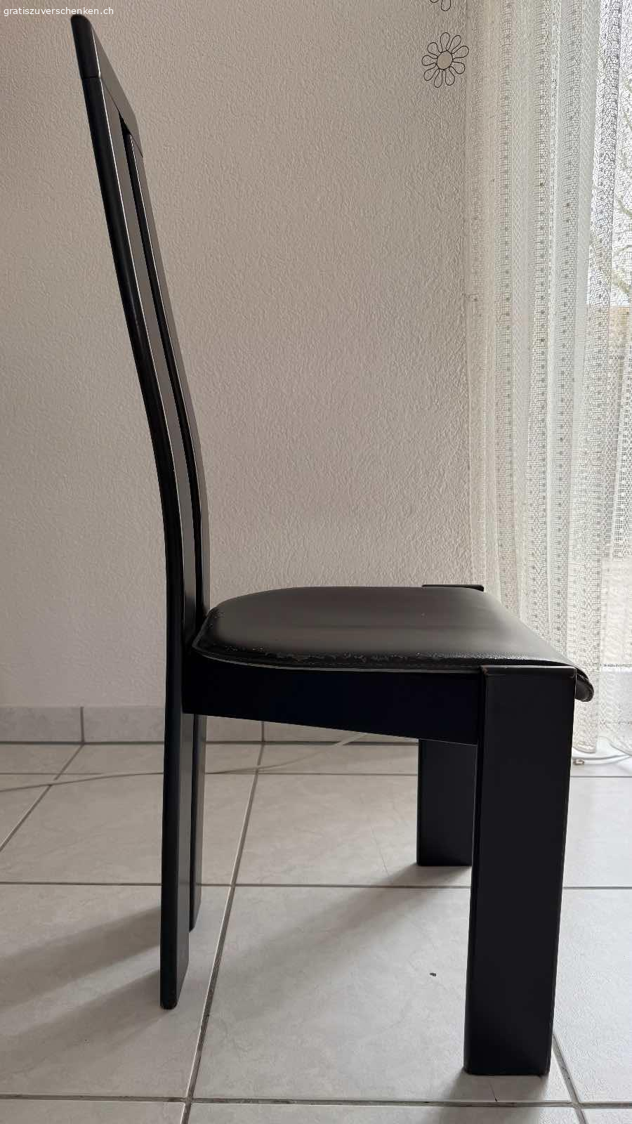 6 Stühle gratis - Selbstabholung in Lyss. Zustand gebraucht, Gebrauchsspuren beim Holz und Leder, Stabilität sehr gut

Muss abgeholt werden.

Anzahl 6
Material	       Leder
Lederart	       Echtleder
Farbe	               schwarz
Stilart	              Classic
Montageart   montiert
Material Füsse Holz
Meterial Lehne Holz
Farbe Füsse     schwarz
Farbe Lehne     schwarz
Breite (cm)	 44.4
Tiefe (cm)          46
Höhe (cm)         108