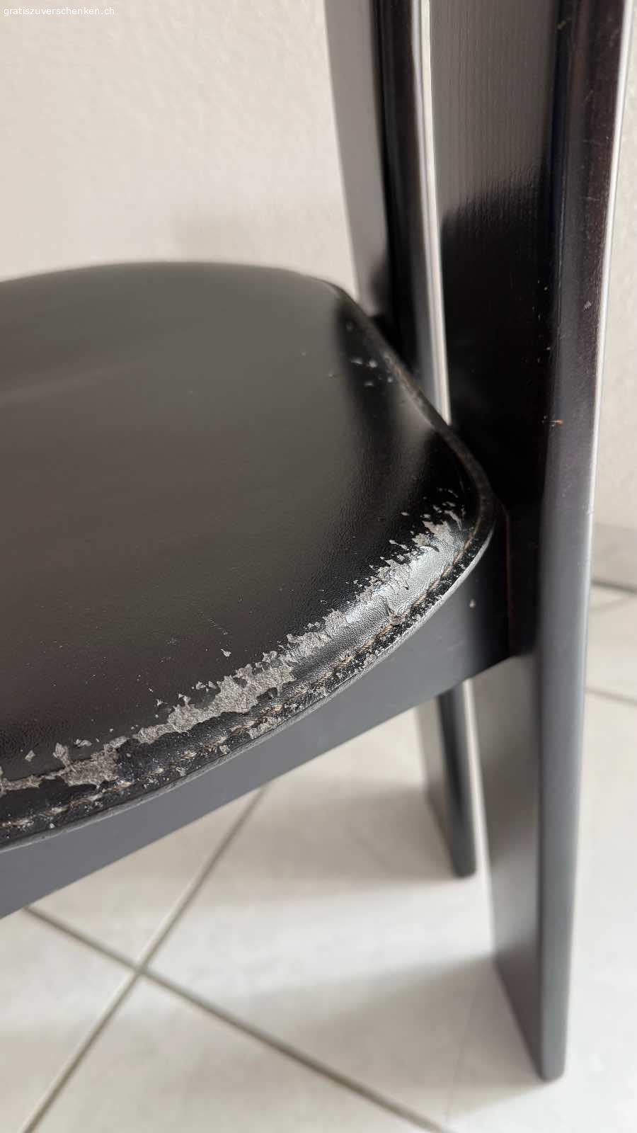 6 Stühle gratis - Selbstabholung in Lyss. Zustand gebraucht, Gebrauchsspuren beim Holz und Leder, Stabilität sehr gut

Muss abgeholt werden.

Anzahl 6
Material	       Leder
Lederart	       Echtleder
Farbe	               schwarz
Stilart	              Classic
Montageart   montiert
Material Füsse Holz
Meterial Lehne Holz
Farbe Füsse     schwarz
Farbe Lehne     schwarz
Breite (cm)	 44.4
Tiefe (cm)          46
Höhe (cm)         108