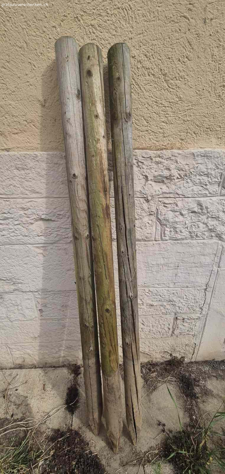 9 Holzpfähle zu verschenken. Die Holzpfähle stammen von einem Zaun, der abgebaut wurde. Sie sind unten zugespitzt.
-Höhe: 1.30 m
-Durchmesser: ca. 8 - 9.5 cm
-Anzahl: 9 Stück