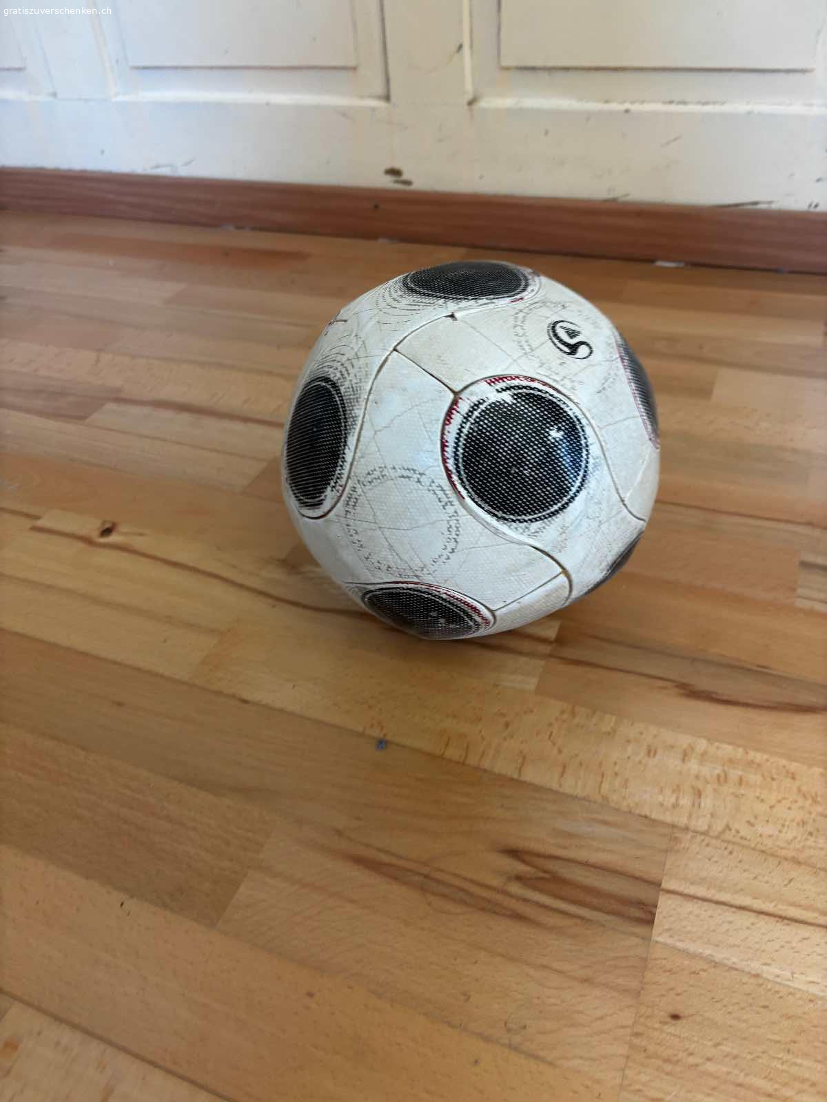 Diverses abzuholen in Wohlen. Nach dem ausräumen diverser Räume gibt es einige Dinge zu verschenken.

Werden bei der Veranda am Wohnort deponiert und können per sofort abgeholt werden :)

Das Puzzle ist noch originalverpackt und verschlossen. Beim Holzständer handelt es sich um ein CD Halter- welcher aber auch umfunktioniert werden kann.