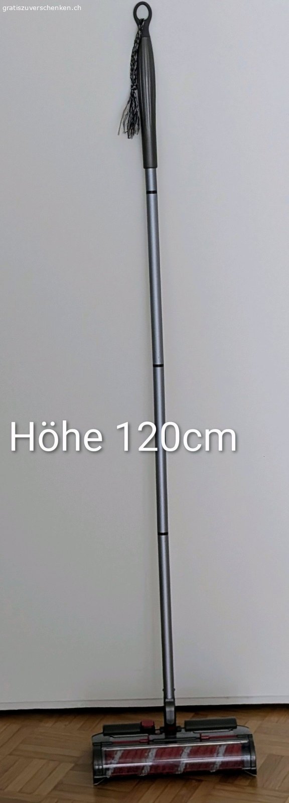 Akku Bodenbürste zu verschenken. Akku Bodenbürste 120cm hoch, 
einfach auseinander nehmbar- und verstaubar. Einfach zu reinigen. Ersatz Akku - und Bürste. Siehe Bild. 
Muss in Winterthur abgeholt werden.