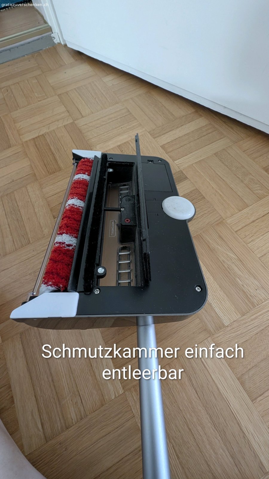 Akku Bodenbürste zu verschenken. Akku Bodenbürste 120cm hoch, 
einfach auseinander nehmbar- und verstaubar. Einfach zu reinigen. Ersatz Akku - und Bürste. Siehe Bild. 
Muss in Winterthur abgeholt werden.