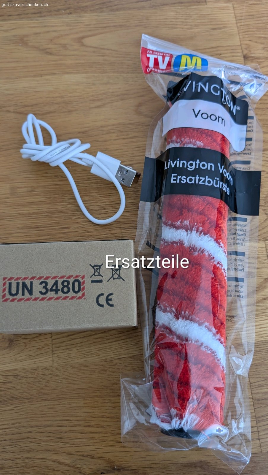 Akku Bodenbürste zu verschenken. Akku Bodenbürste 120cm hoch, 
einfach auseinander nehmbar- und verstaubar. Einfach zu reinigen. Ersatz Akku - und Bürste. Siehe Bild. 
Muss in Winterthur abgeholt werden.