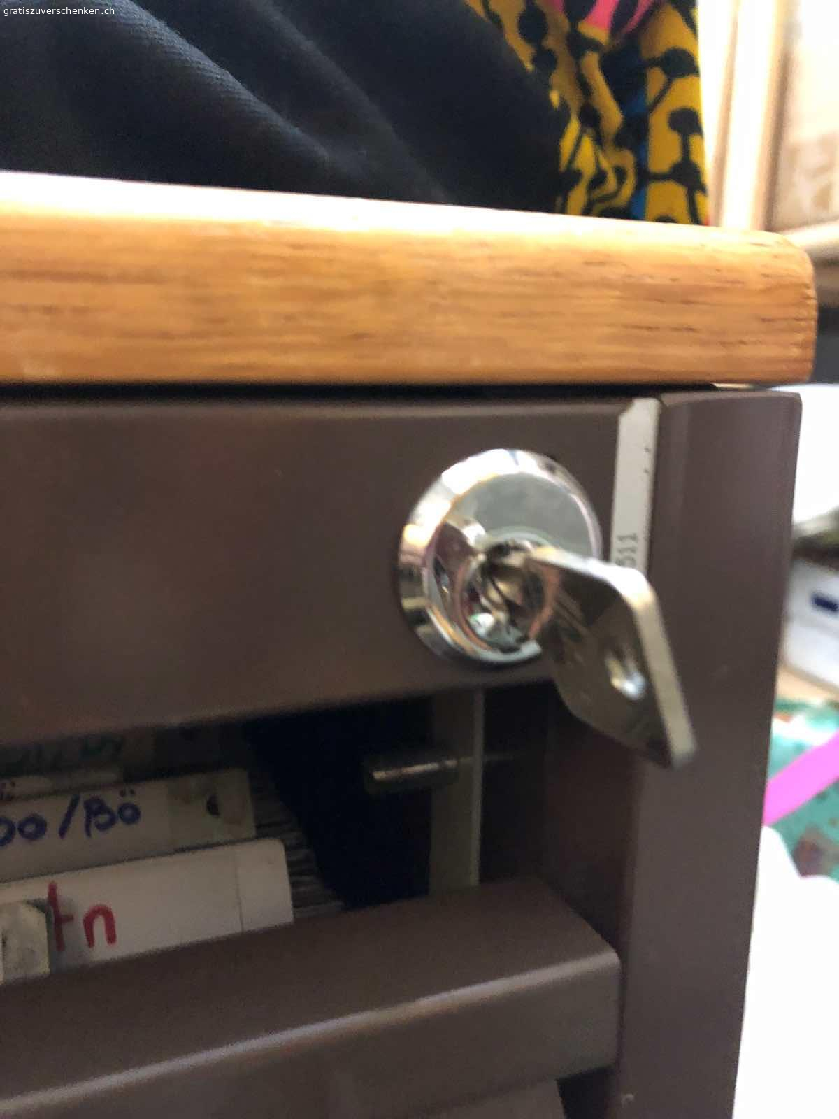 Aktenschrank. Aktenschrank von Lista
Viele Hängeregister
2 Schubladen mit Boden
Abschliessbar.
Breite:42cm
Höhe 77 cm
Tiefe :79cm
Muss in Thun abgeholt werden.