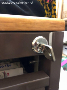 Aktenschrank. Aktenschrank von Lista
Viele Hängeregister
2 Schubladen mit Boden
Abschliessbar.
Breite:42cm
Höhe 77 cm
Tiefe :79cm
Muss in Thun abgeholt werden.