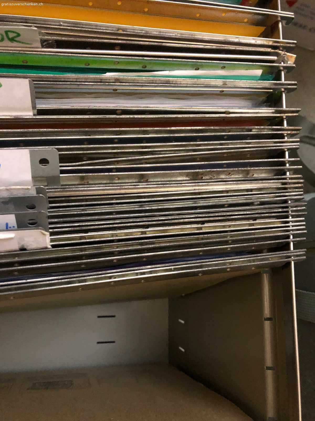 Aktenschrank. Aktenschrank von Lista
Viele Hängeregister
2 Schubladen mit Boden
Abschliessbar.
Breite:42cm
Höhe 77 cm
Tiefe :79cm
Muss in Thun abgeholt werden.