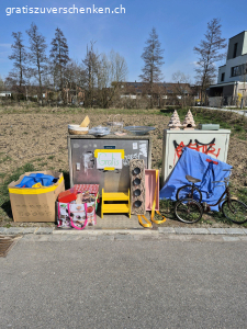 Alles Gratis. Alles wie abgebildet. In Mönchaltorf an der Silbergruebstrasse 7 abzuholen. Sachen stehen draussen nebem dem Elekrokasten. Reservation nicht möglich dä schneller isch de Gschwinder.