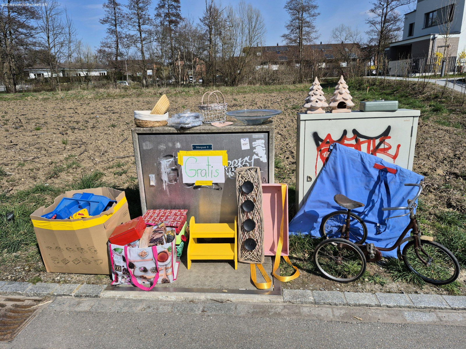 Alles Gratis. Alles wie abgebildet. In Mönchaltorf an der Silbergruebstrasse 7 abzuholen. Sachen stehen draussen nebem dem Elekrokasten. Reservation nicht möglich dä schneller isch de Gschwinder.