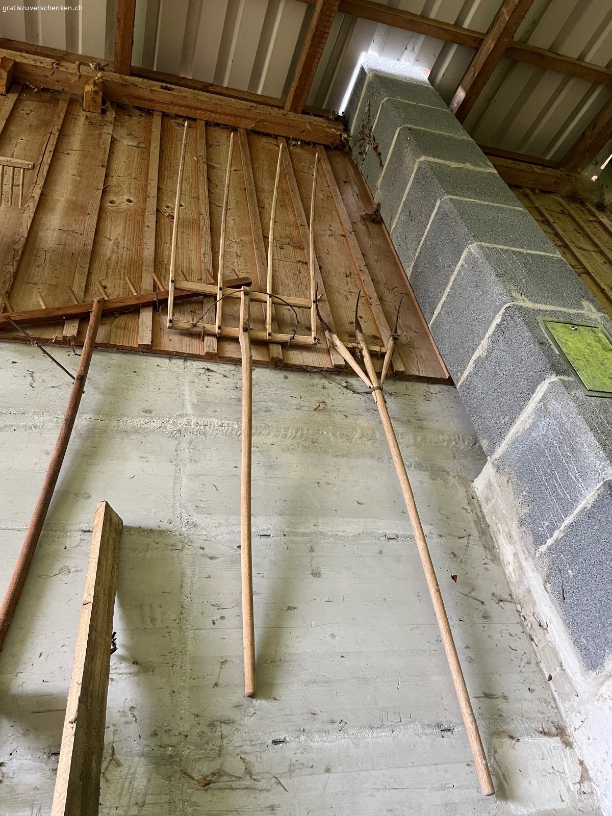 Alte Holzgabeln und Holzrechen. Wegen Hofräumung Holzgabeln und Holzrechen zu verschenken.
 Muss abgeholt werden.
