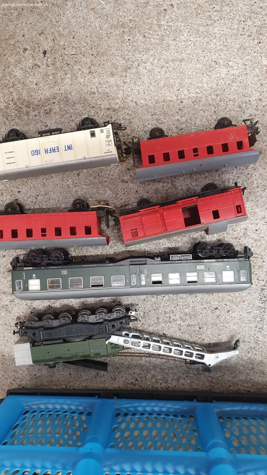 Alte Modelleisenbahn. Alte HO Modeleisenbahn TRIX aus den 60ern mit Travo. gebraucht aber intakt.
ACHTUNG: es werden keine E-Mails beantwortet.
Anrufen, abmachen, abholen!