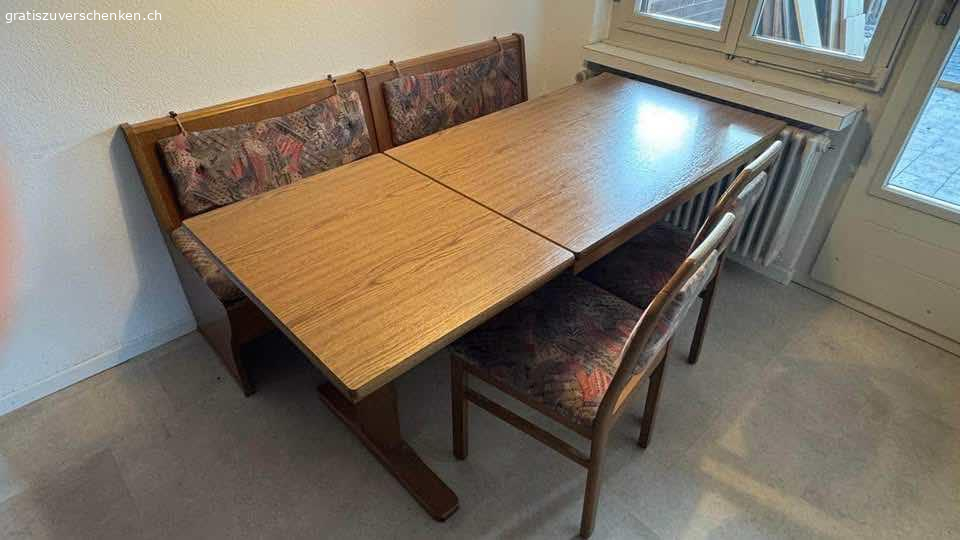 alte Möbel, Küchentisch, Sofas, Betten, Kleiderschrank. Wegen Hausräumung diverse alte Möbel gratis abzugehen. Abholen in 5073 Gipf-Oberfrick.
Küchentisch mit Bank (grosser Stauraum unter den beiden Sitzflächen) und zwei passenden Stühlen (oder einzeln)
Masse der Betten: 90x190cm
Kleiderschrank: rechtes Schloss klemmt, müsste repariert werden, sonst sehr guter Zustand
Büromöbel hat Rollen als 
