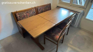 alte Möbel, Küchentisch, Sofas, Betten, Kleiderschrank. Wegen Hausräumung diverse alte Möbel gratis abzugehen. Abholen in 5073 Gipf-Oberfrick.
Küchentisch mit Bank (grosser Stauraum unter den beiden Sitzflächen) und zwei passenden Stühlen (oder einzeln)
Masse der Betten: 90x190cm
Kleiderschrank: rechtes Schloss klemmt, müsste repariert werden, sonst sehr guter Zustand
Büromöbel hat Rollen als 