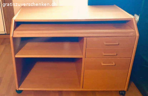 alte Möbel, Küchentisch, Sofas, Betten, Kleiderschrank. Wegen Hausräumung diverse alte Möbel gratis abzugehen. Abholen in 5073 Gipf-Oberfrick.
Küchentisch mit Bank (grosser Stauraum unter den beiden Sitzflächen) und zwei passenden Stühlen (oder einzeln)
Masse der Betten: 90x190cm
Kleiderschrank: rechtes Schloss klemmt, müsste repariert werden, sonst sehr guter Zustand
Büromöbel hat Rollen als 