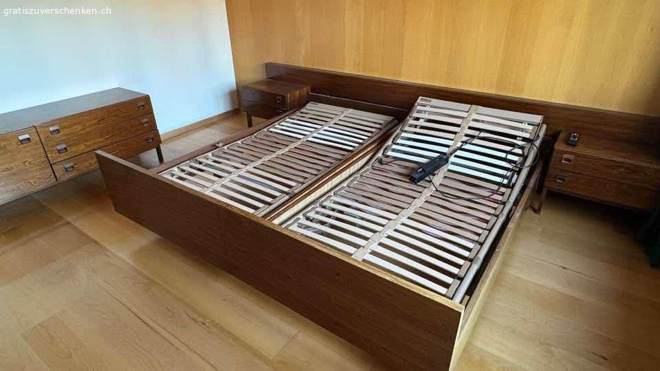 alte Möbel, Küchentisch, Sofas, Betten, Kleiderschrank. Wegen Hausräumung diverse alte Möbel gratis abzugehen. Abholen in 5073 Gipf-Oberfrick.
Küchentisch mit Bank (grosser Stauraum unter den beiden Sitzflächen) und zwei passenden Stühlen (oder einzeln)
Masse der Betten: 90x190cm
Kleiderschrank: rechtes Schloss klemmt, müsste repariert werden, sonst sehr guter Zustand
Büromöbel hat Rollen als 